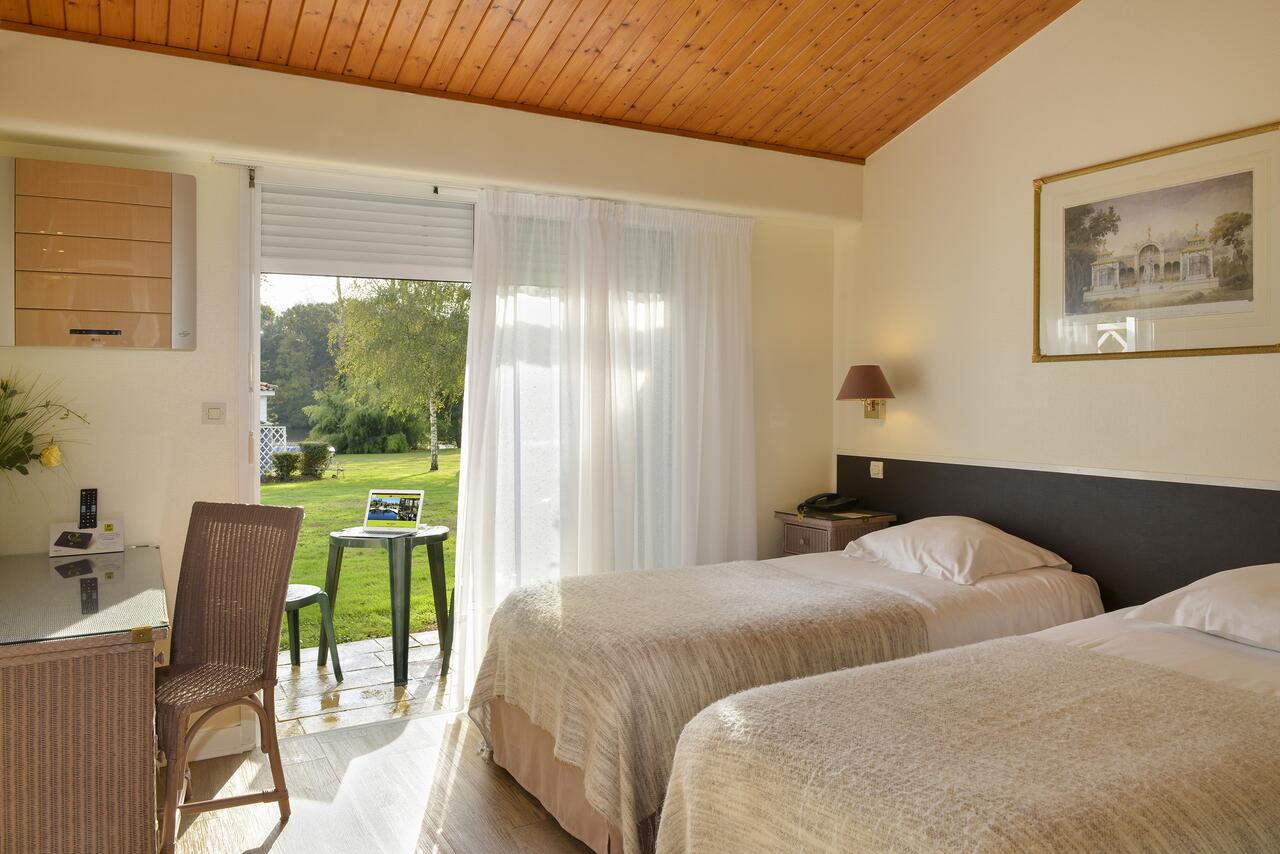 Logis Hotel Val De Vienne Le Vigeant Ngoại thất bức ảnh
