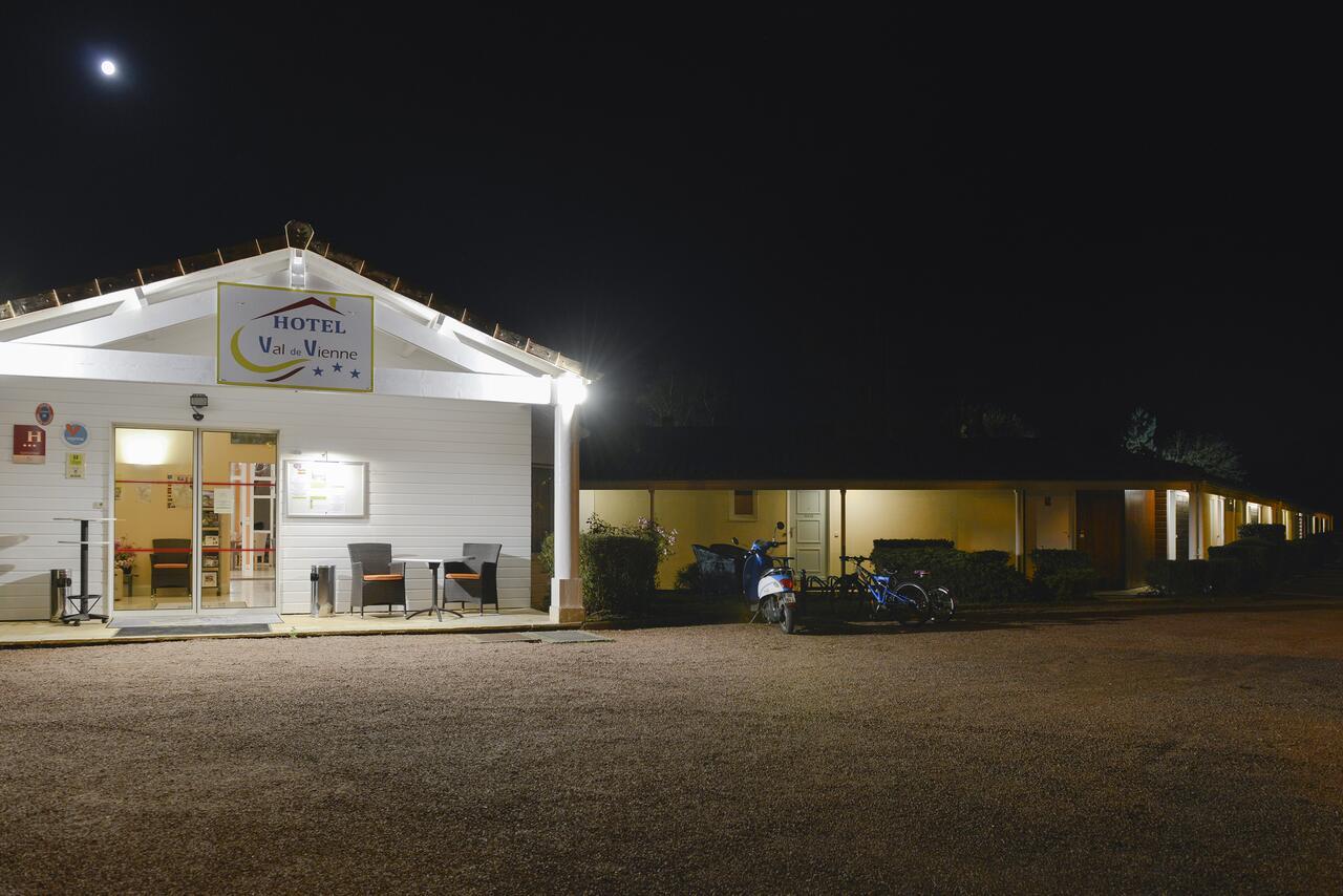 Logis Hotel Val De Vienne Le Vigeant Ngoại thất bức ảnh