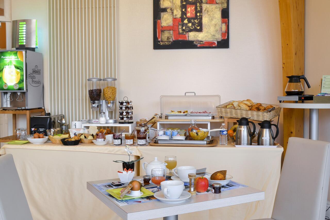 Logis Hotel Val De Vienne Le Vigeant Ngoại thất bức ảnh