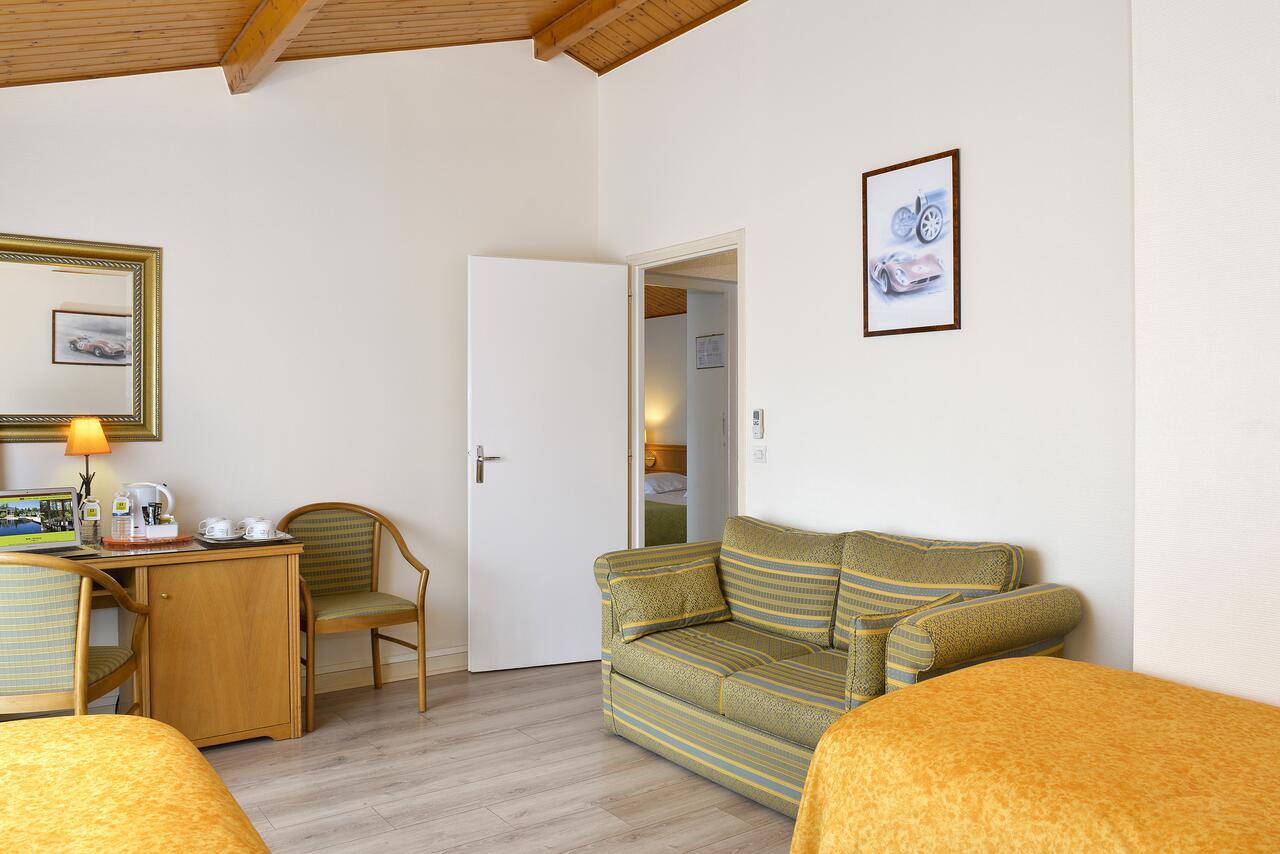 Logis Hotel Val De Vienne Le Vigeant Ngoại thất bức ảnh