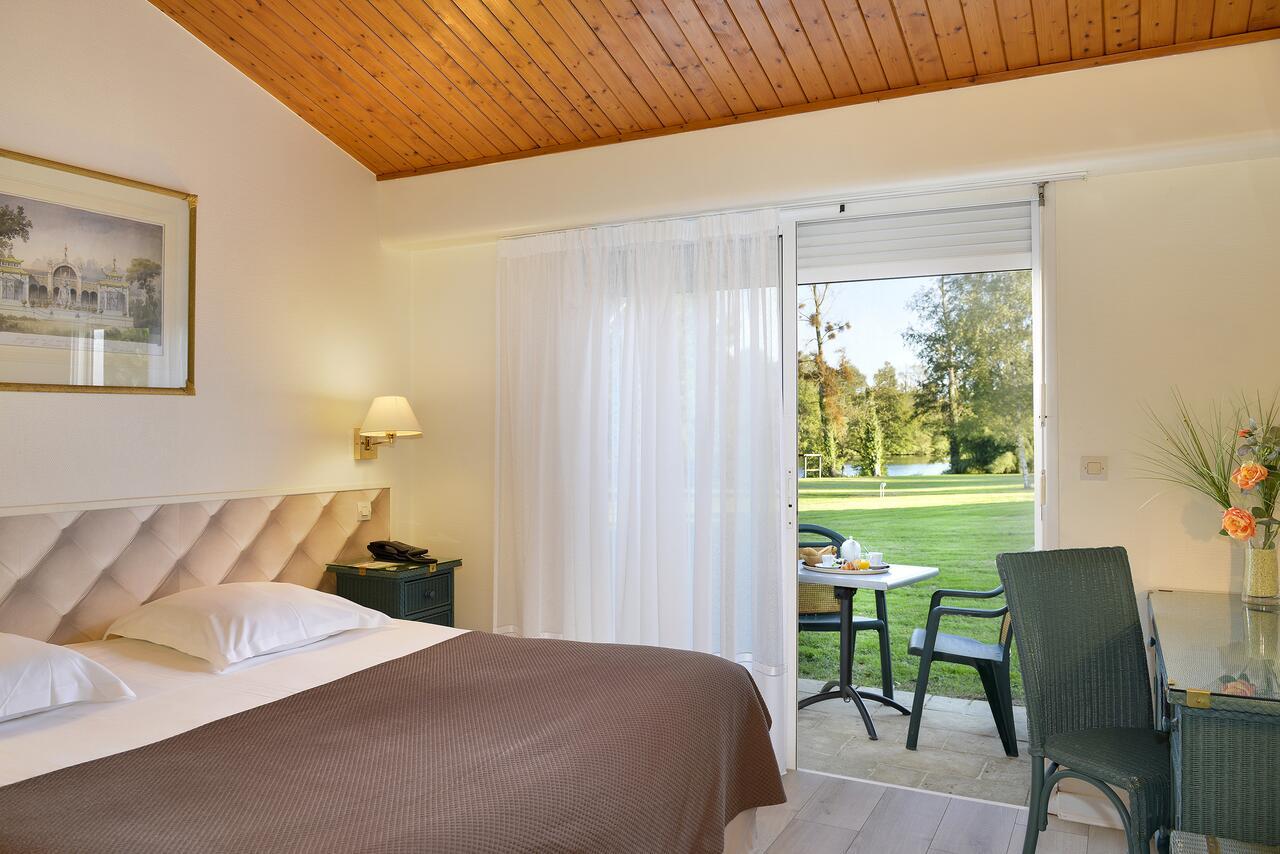 Logis Hotel Val De Vienne Le Vigeant Ngoại thất bức ảnh