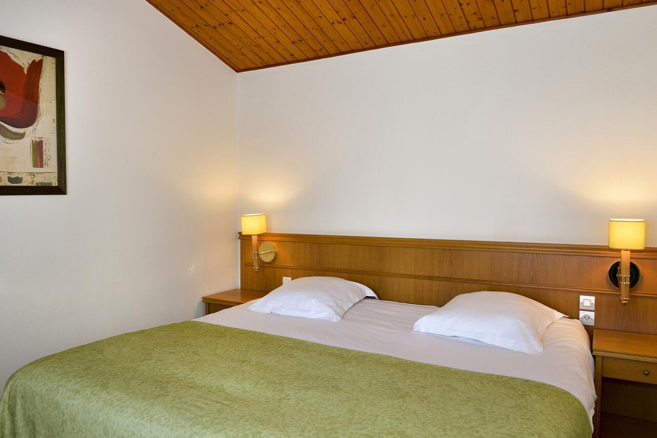 Logis Hotel Val De Vienne Le Vigeant Ngoại thất bức ảnh