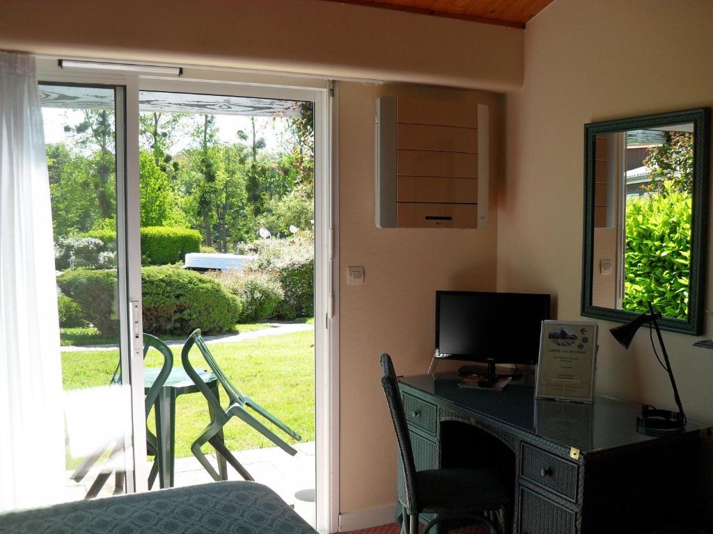 Logis Hotel Val De Vienne Le Vigeant Ngoại thất bức ảnh